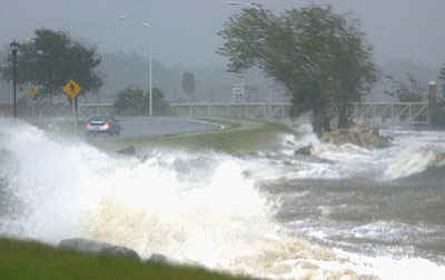 A local picture, showing some impressive surge and wave action. (hur-katrina04.jpg, 09 KB)