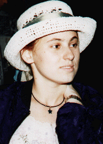   Judit ... in a cute hat.  (judit_pol-01.gif, 35 KB)    